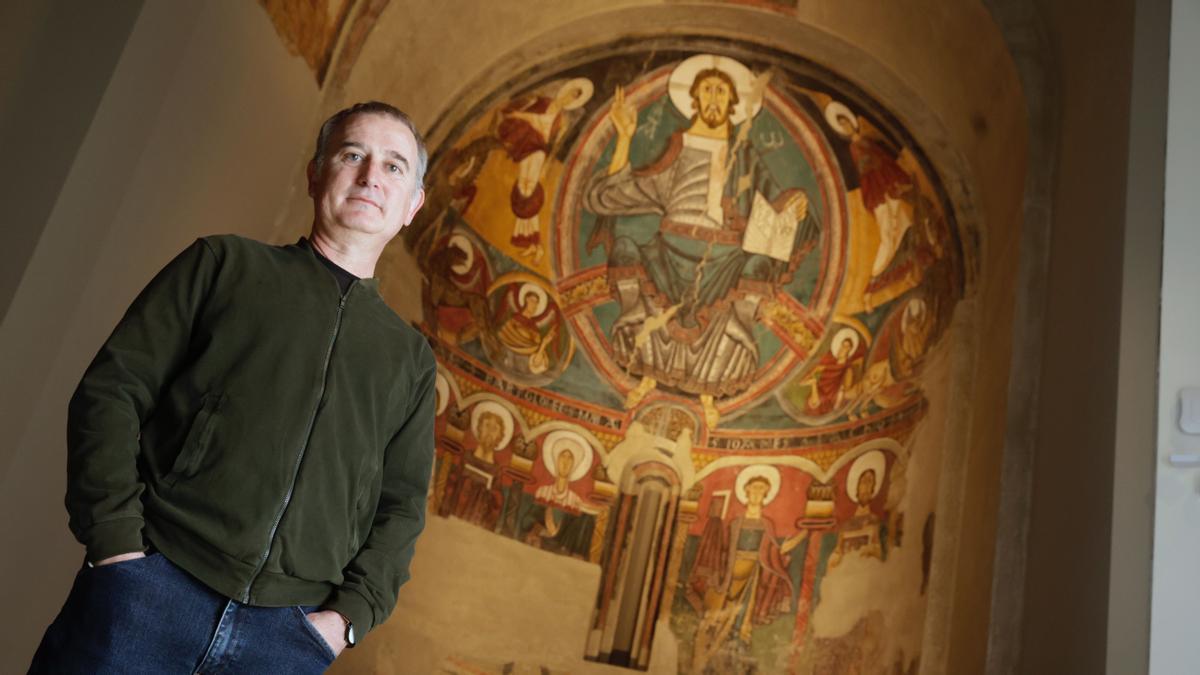 Antonio Ortega, bajo la mirada del Cristo en Majestad de Sant Climent de Taüll, del que ha tomado su mano como modelo anatómico de inspiración.