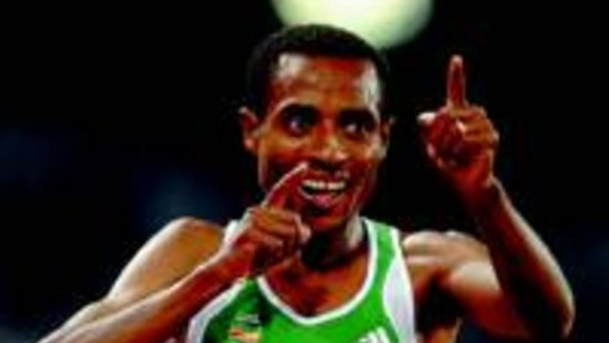 Kenenisa Bekele celebra el triunfo en la final de los 5.000, ayer.