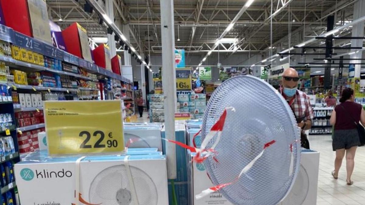 Oferta de ventiladores de pie en Carrefour. | S. P.