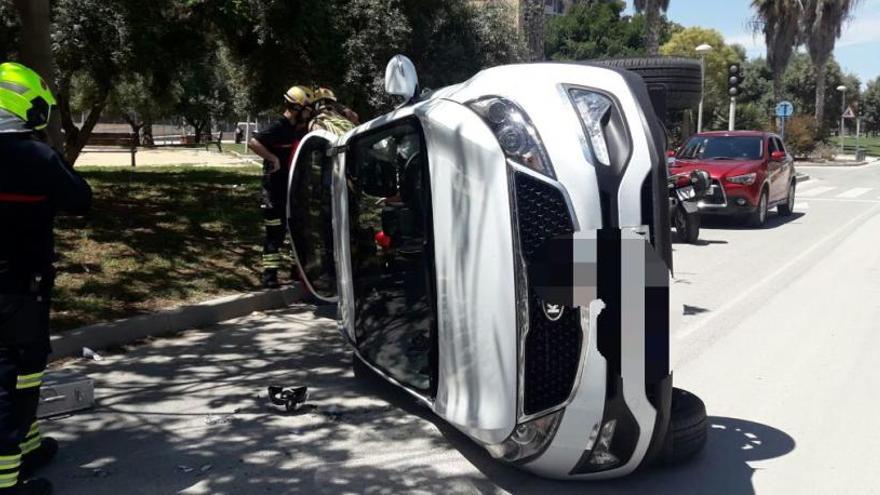 Dos niños, un bebé y una mujer sufren heridas leves en un accidente en Alicante