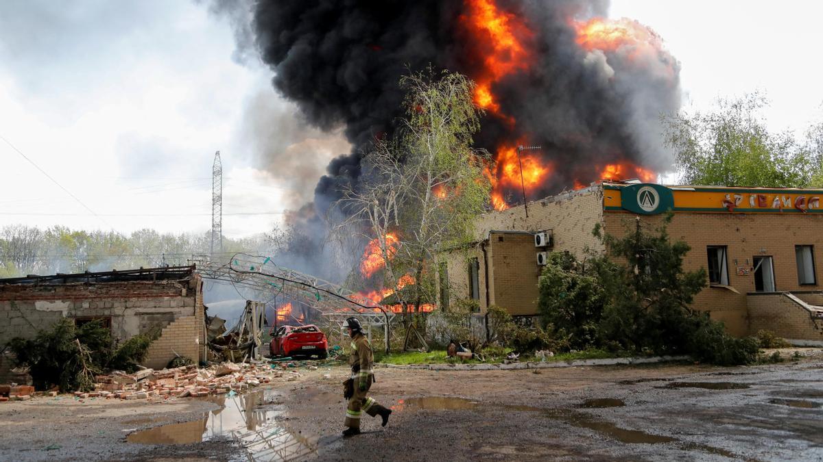 Fuego causado por los combates en un depósito de combustible de Donetsk.
