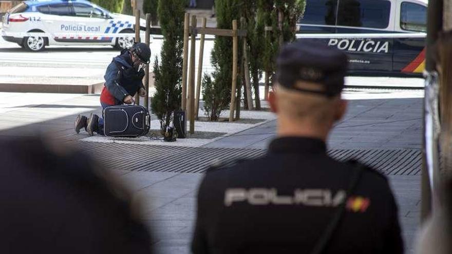 Un artificiero inspecciona la maleta abandonada.