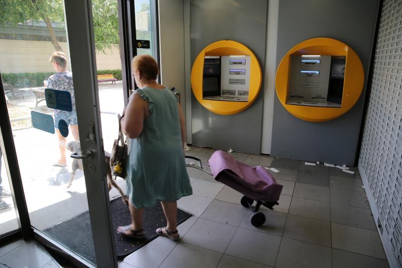 Cajeros en la Av. Carmen Amaya del Gornal en L'Hospitalet, mantenidos a raíz de protestas vecinales tras el cierre de la última oficina del barrio.