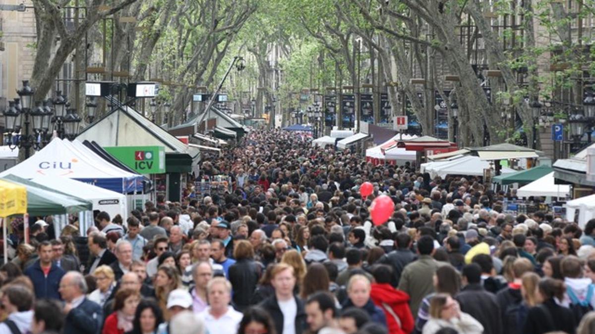 La Rambla de Barcelona, este lunes, muy concurrida con motivo de la diada de Sant Jordi.