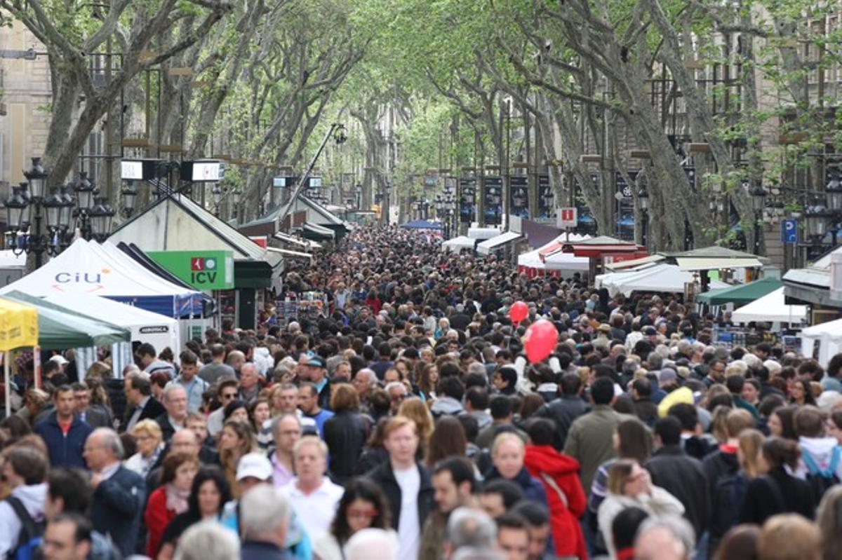 La Rambla de Barcelona, aquest dilluns, molt concorreguda amb motiu de la diada de Sant Jordi.
