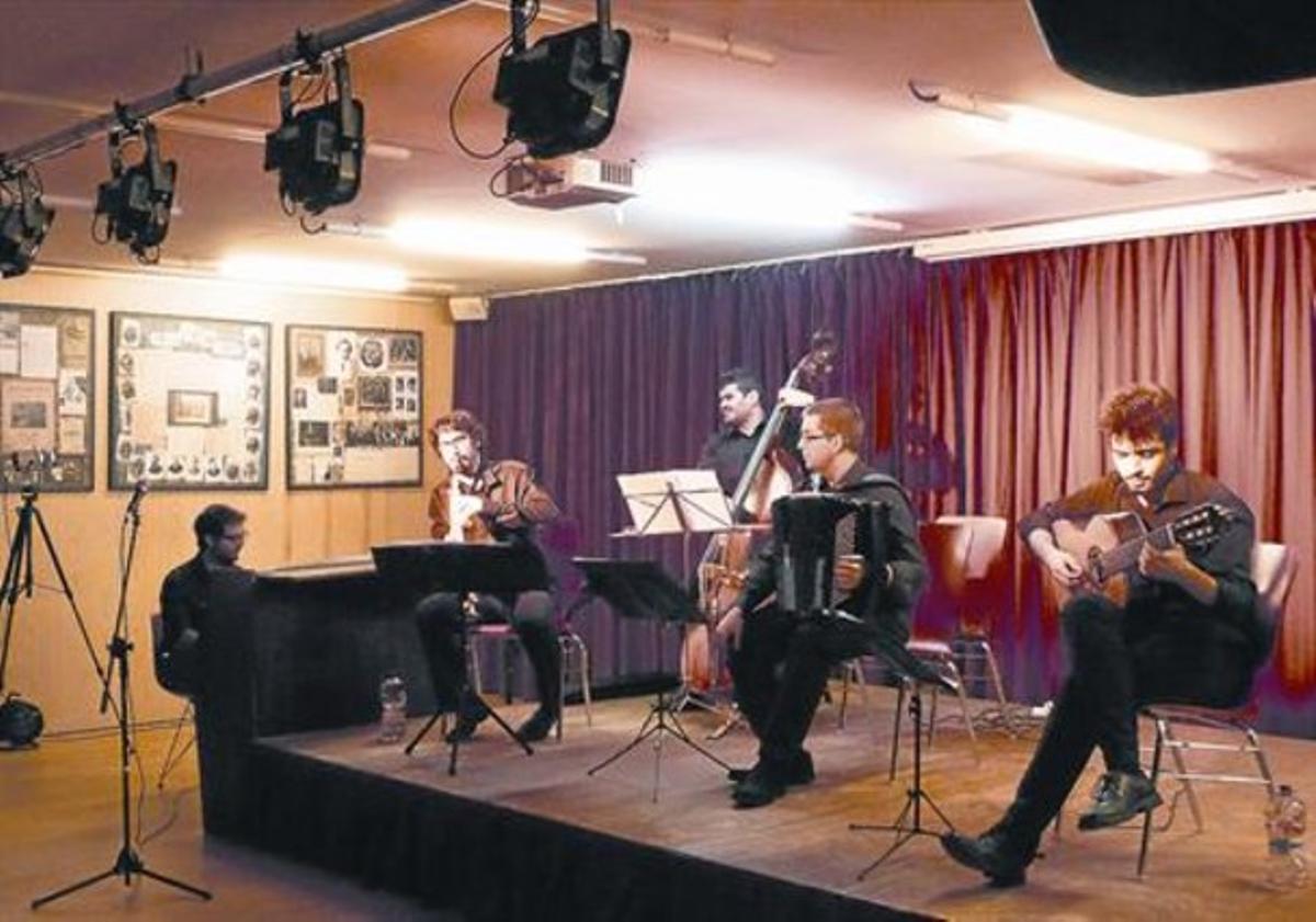 Concert 8 El quintet de tangos Dequera, al Saló d’Art Miquel Llobet del Casal de Barri Can Travi. Concert 8 El quintet de tangos Dequera, al Saló d’Art Miquel Llobet del Casal de Barri Can Travi.