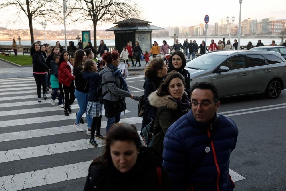 Cadena humana contra el racismo y la xenofobia