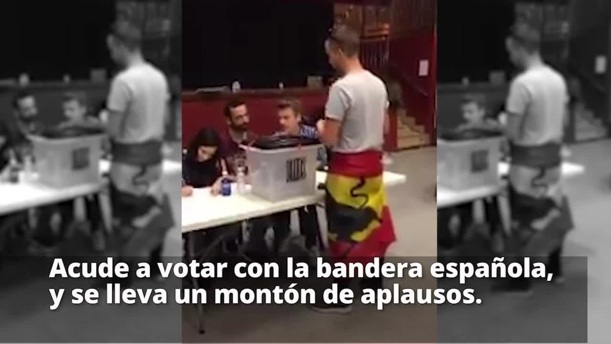 Vídeo viral de un joven votando con la bandera española, que se lleva un montón de aplausos.