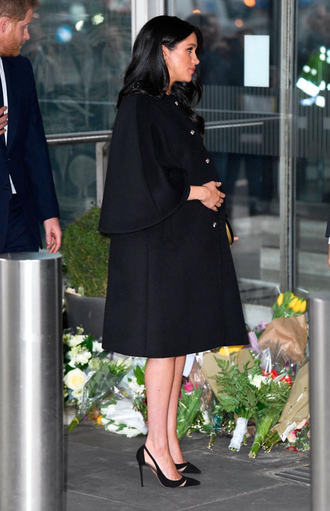 El 'total black' de Meghan Markle con zapatos de tacón negros con transparencias