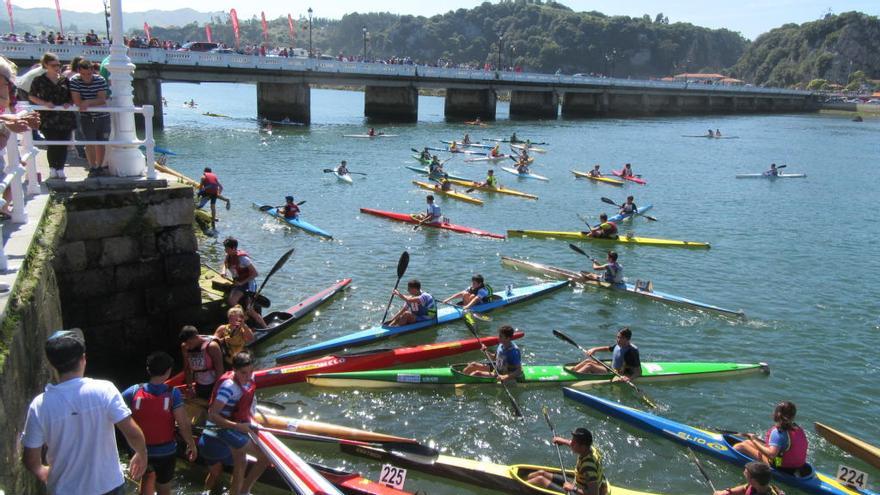 Los palistas desembarcan en Ribadesella tras cruzar la meta