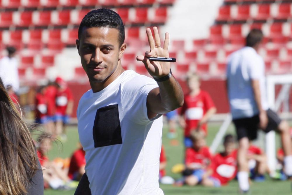 Thiago Alcántara visita el campus del Girona FC