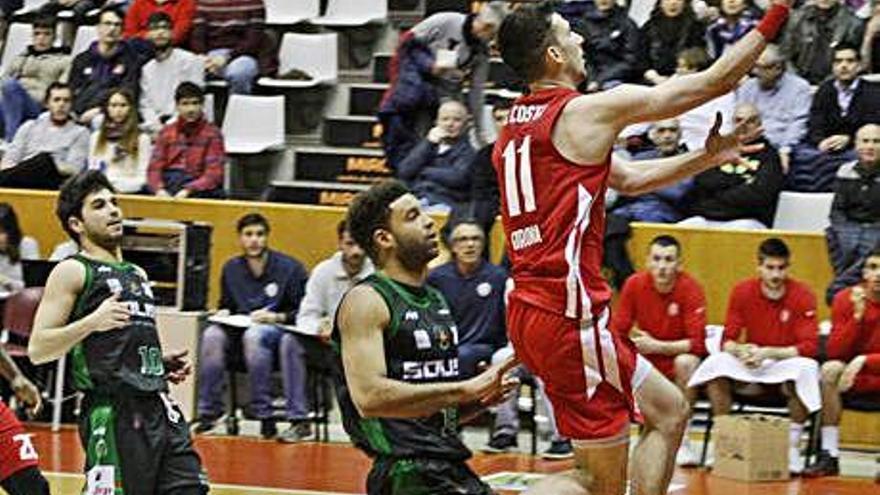 Sergi Costa fent una entrada a cistella contra La Roda.