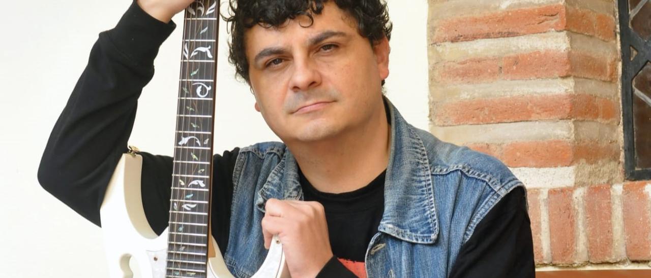 Aarón Zamorano posando con su guitarra. | Cedida.