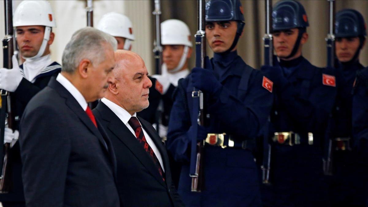 El primer ministro turco, Binali Yildirim (izq) y su homólogo iraquí, Haider al Abadi, en una ceremonia de bienvenida al segundo, en Ankara, el 25 de octubre.