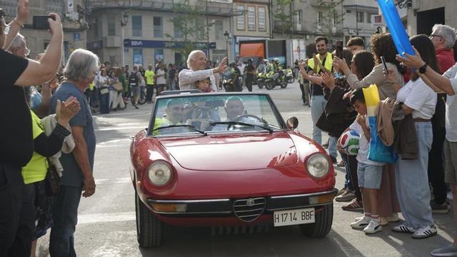 Álvaro Pino revive el 14 de mayo de 1986 bajando en helicóptero y visitando Ponteareas en descapotable.