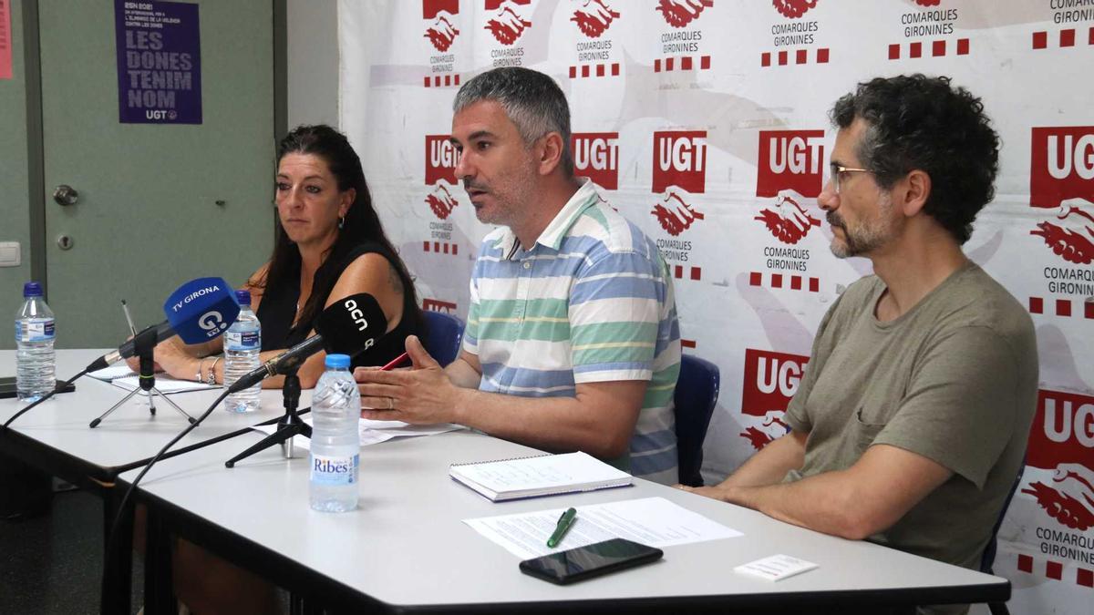 El responsable d'Educació d'UGT a les comarques gironines, Jordi Perales, amb la de Catalunya, Lorena Martínez, i el secretari general del sindicat a Girona, Maxi Rica, en una roda de premsa.