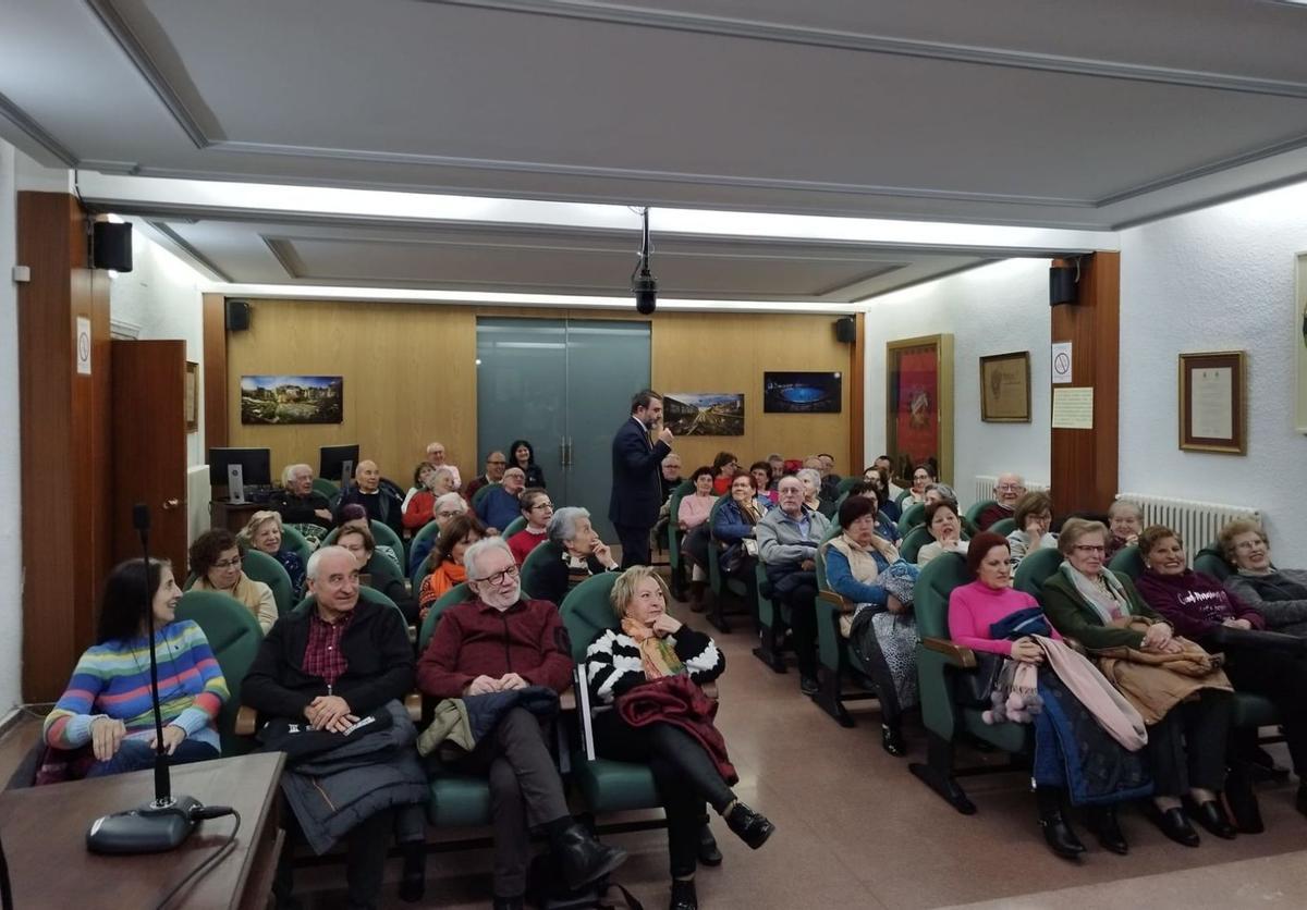 El curso de protocolo de la UEZ se cerró con una sesión final en el salón de plenos del Ayuntamiento de Alagón. | SERVICIO ESPECIAL