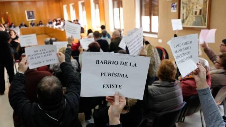 Vecinos de tres barrios y miembros de la Plataforma Ciudadanos por Elda mostrando sus mensajes durante el pleno de ayer.