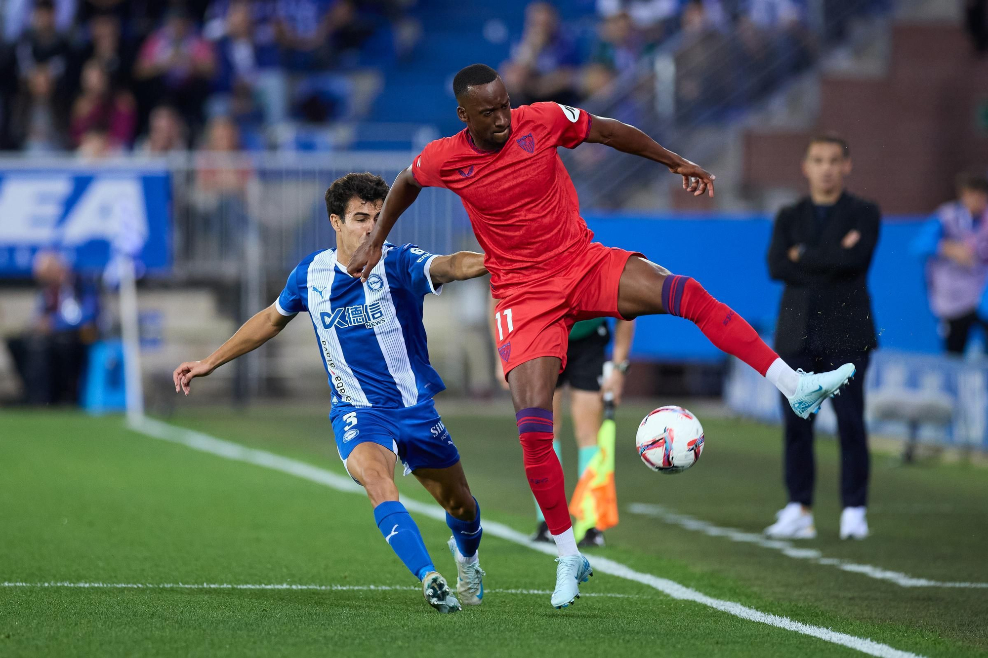 Manu Sanchez of Deportivo Alaves competes for the ball with Dodi Lukebakio of Sevilla FC during the LaLiga EA Sports match between Deportivo Alaves and Sevilla FC at Mendizorrotza on September 20, 2024, in Vitoria, Spain. AFP7 20/09/2024 ONLY FOR USE IN SPAIN / Ricardo Larreina / AFP7 / Europa Press;2024;SOCCER;SPAIN;SPORT;ZSOCCER;ZSPORT;Deportivo Alaves v Sevilla FC - LaLiga EA Sports;