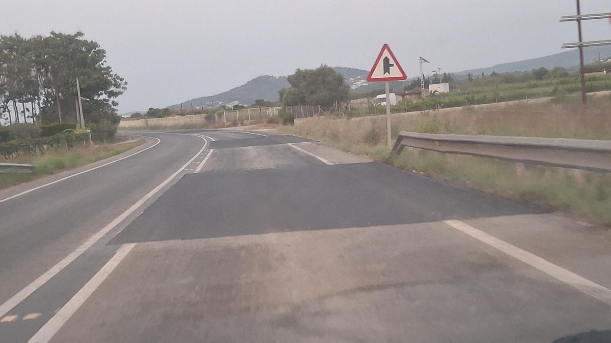 El reasfaltado a parches de la entrada a Xàbia