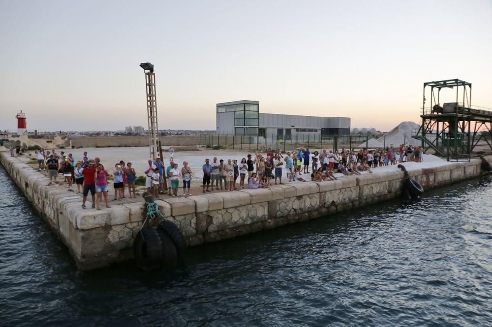Miles de personas contemplaron la procesión marítima de la Virgen del Carmen en Torrevieja y los fuegos artificiales para celebrar el día de la patrona de los pescadores y marineros