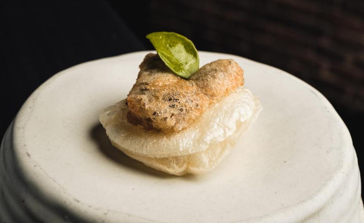 Pintxo de kokotxa elaborado por el chef David García en el menú 'Compás', en el Corral de la Morería.