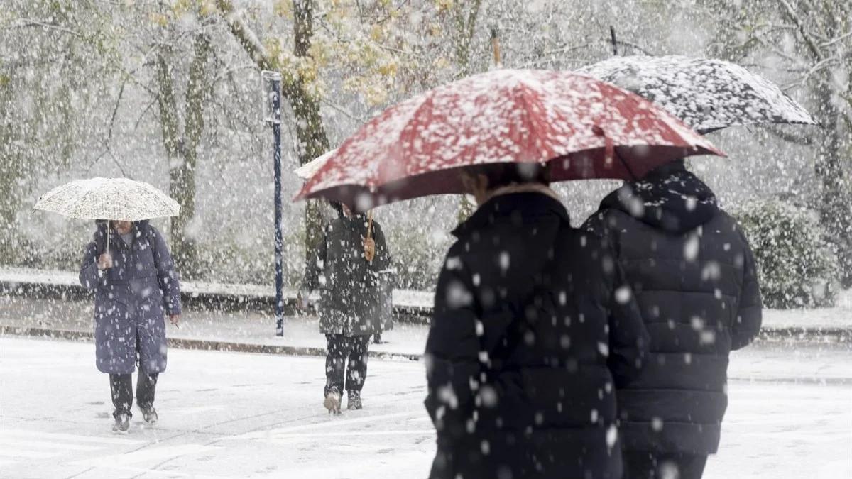 Según la Agencia Estatal de Meteorología, la nieve podría no quedarse solo en las áreas altas del país