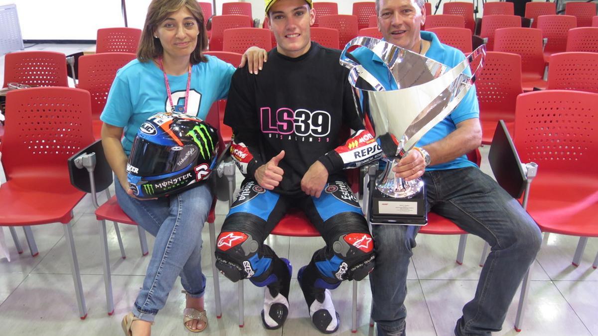 Adela y Paco, padres de Jorge Navarro, rodean al ganador de Moto3.