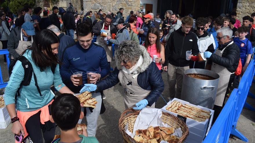 Berga manté viva la tradició de pujar a Queralt, amb la xocolatada com a reclam