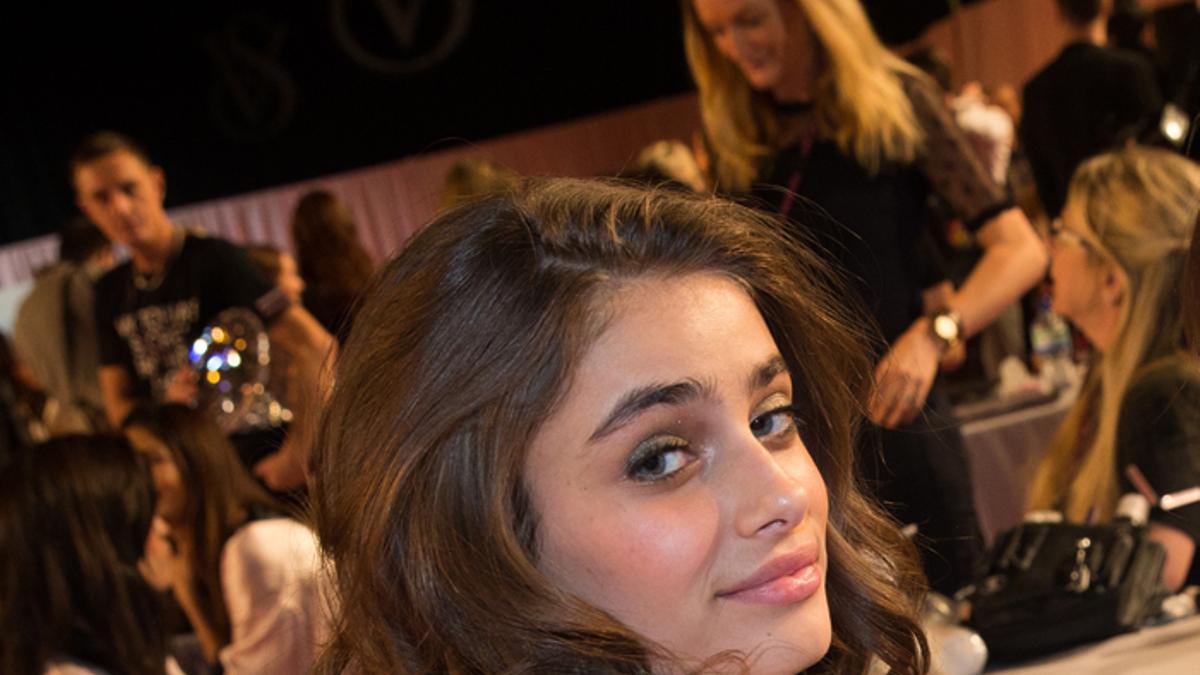 Taylor Hill en el backstage de Victoria's Secret, 2014