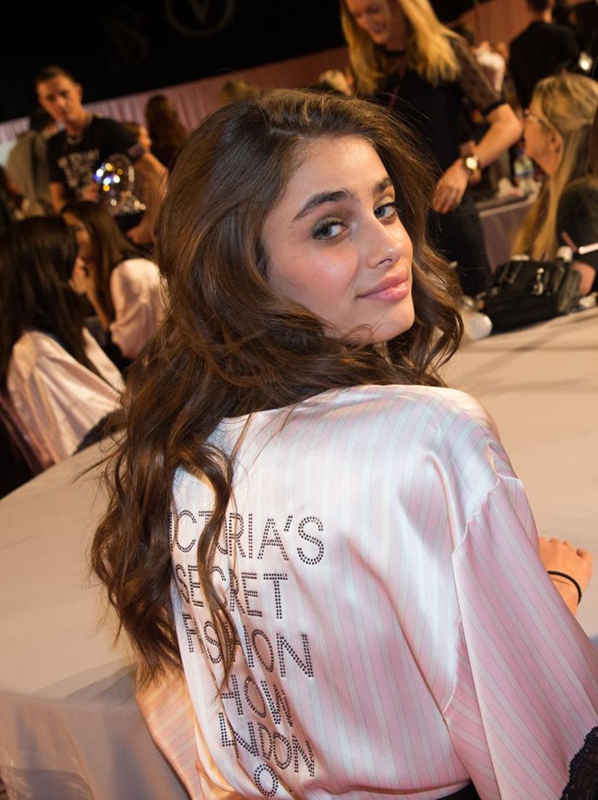 Taylor Hill en el backstage de Victoria's Secret, 2014