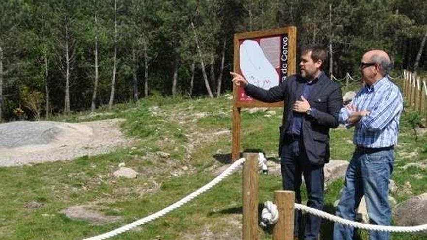 El alcalde y el profesor de Historia, en la zona mejorada.  // Faro