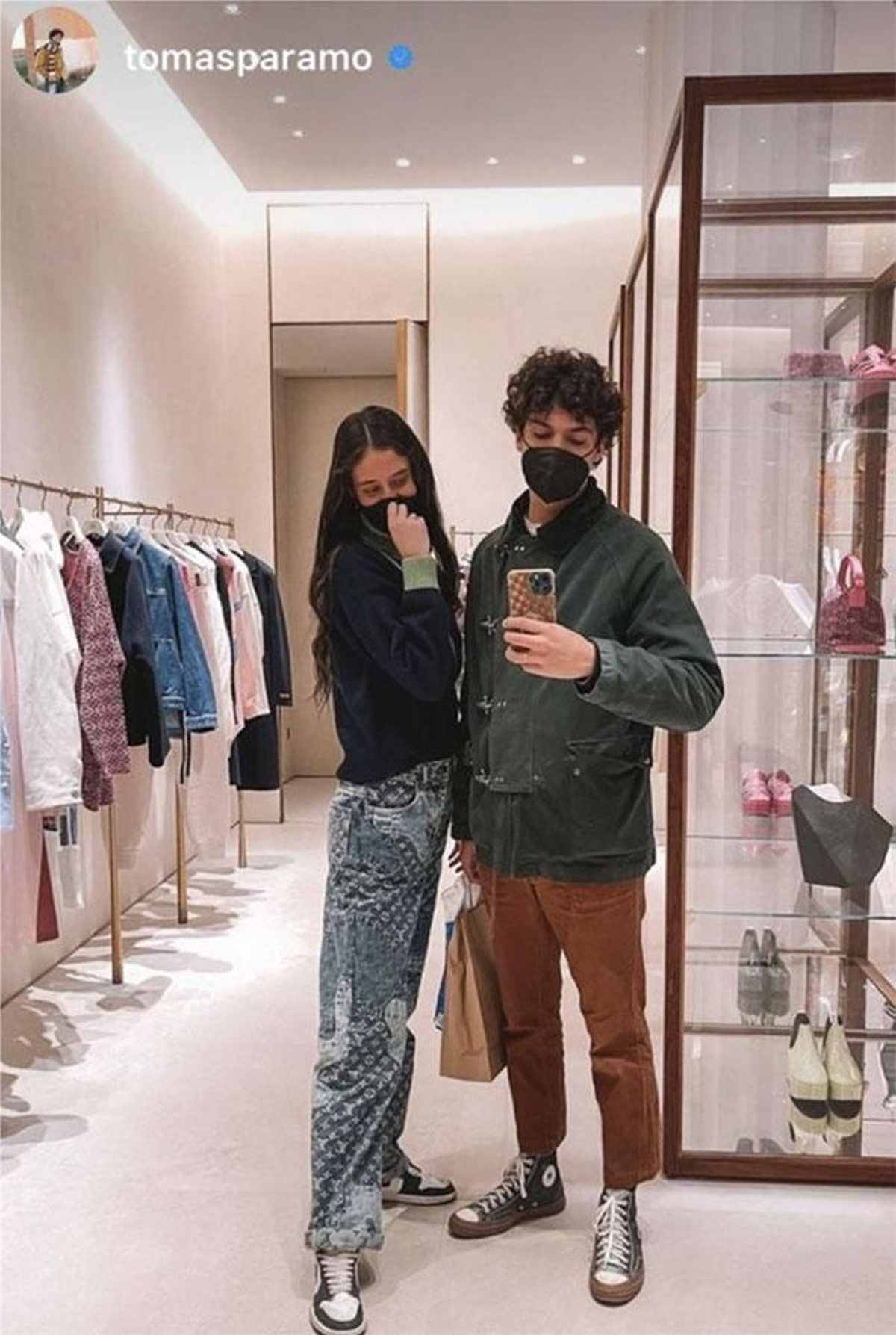 Victoria Federica, con vaqueros de Louis Vuitton, y Tomás Páramo, de compras