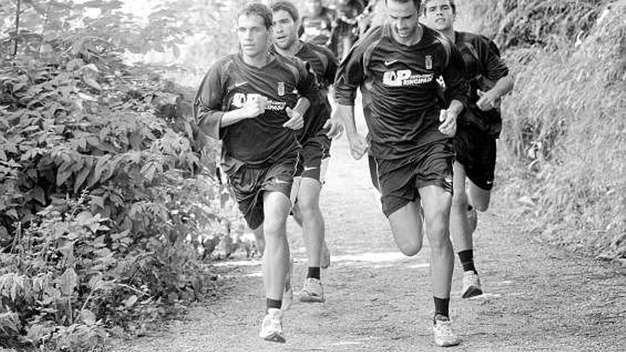 Javi Barral y Miguel encabezan el grupo oviedista en su carrera, el pasado jueves, por una senda de Laviana.