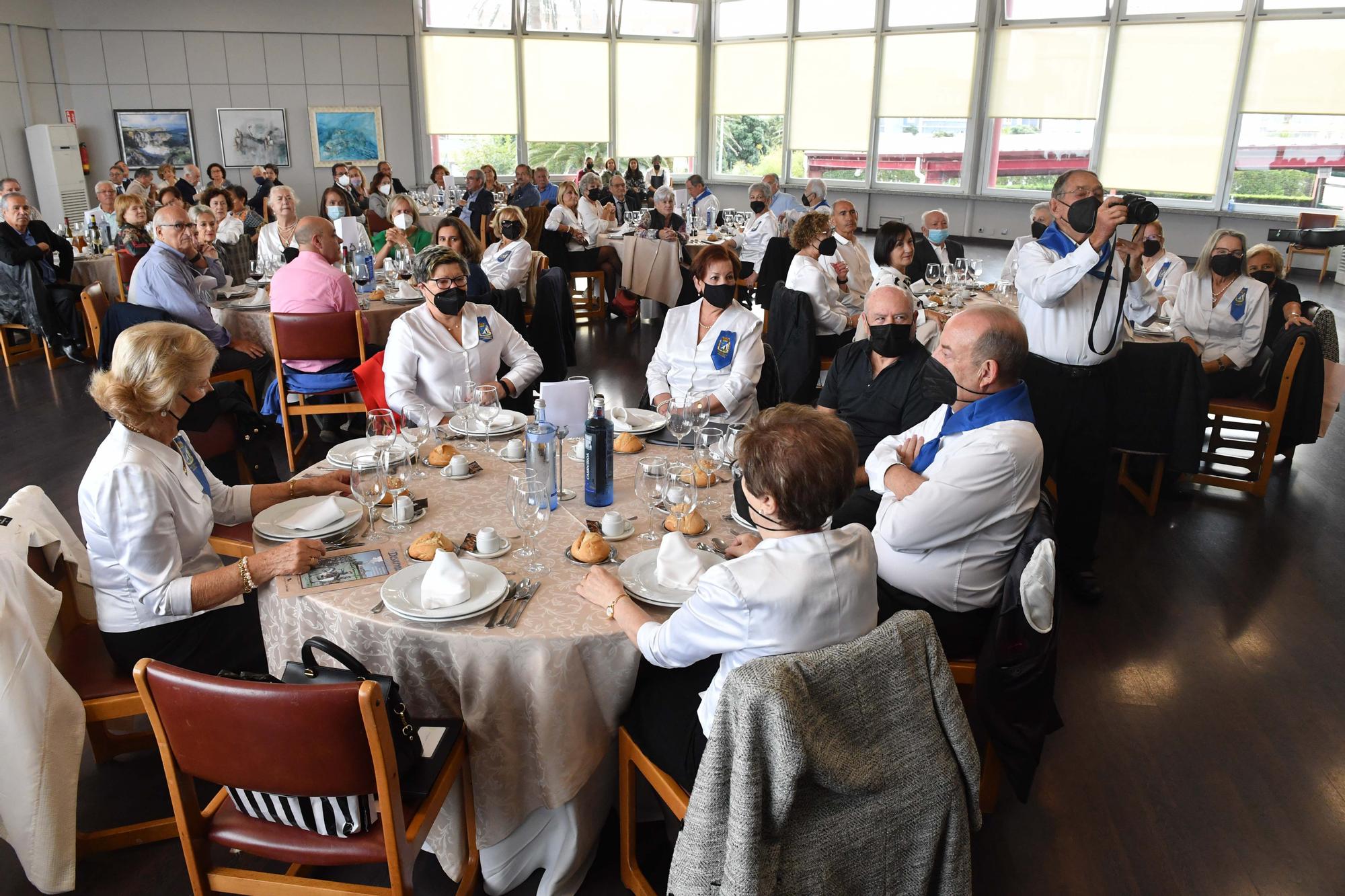 Acto del día del desarme en el Centro Asturiano e imposición de insignias de plata a socios con 25 años de antiguedad