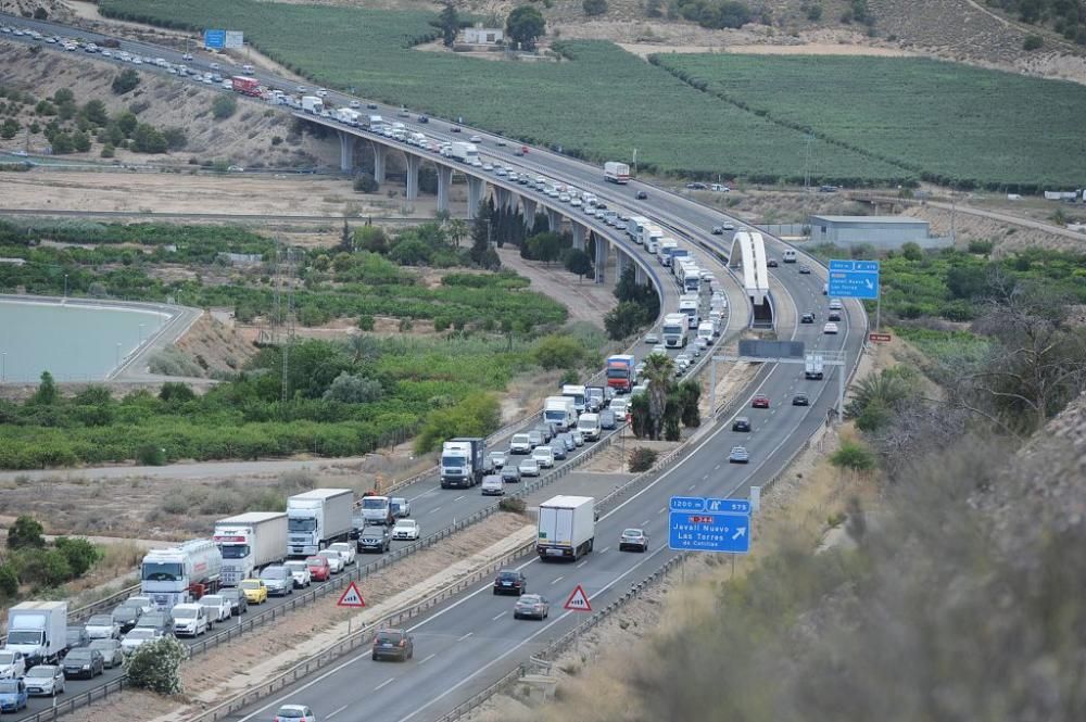 Atascos kilométricos tras el accidente de una furgoneta en la A7