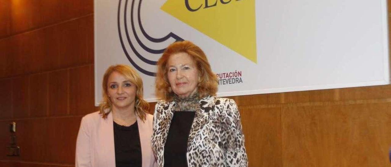 La escritora Pilar Arístegui (dcha.) fue presentada por la periodista Ana Lago-Bergón.  // Jose Lores