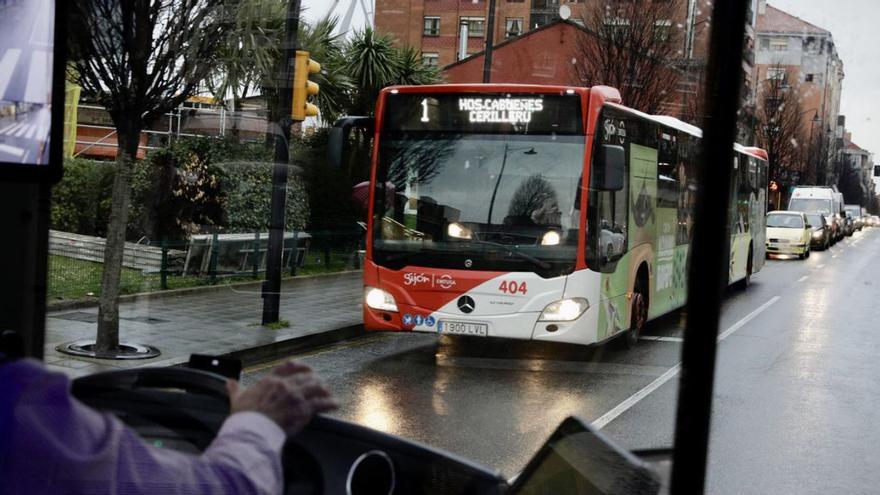 Un autobús de la línea 1 de Emtusa, a su paso por El Natahoyo, visto desde el interior de una bus de la línea 4. | JUAN PLAZA