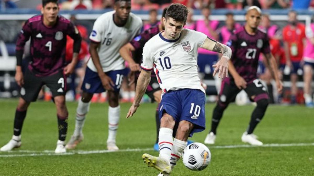 Christian Pulisic, anotando un gol ante México