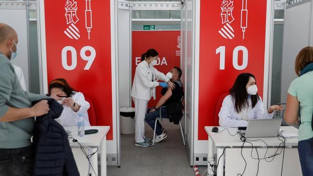 La dosis de recuerdo redujo un 51% el riesgo de infección en la sexta ola.