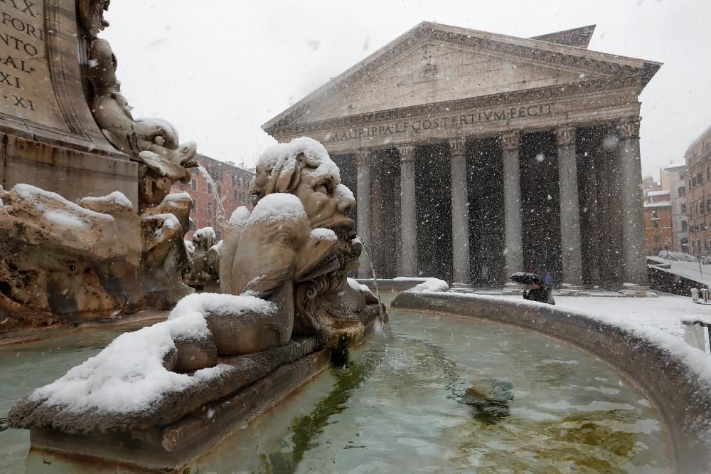 La neu deia imatges de postal a la ciutat de Roma