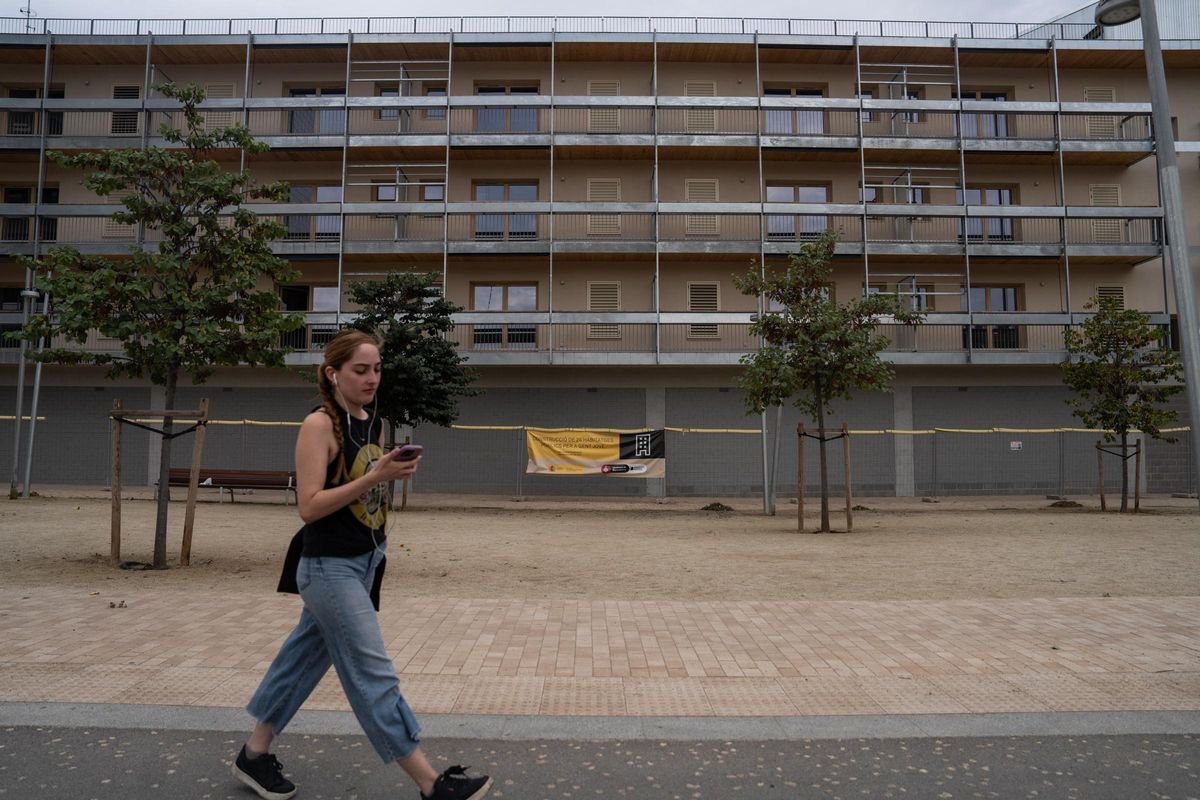 Una chica pasea por un edificio en Barcelona destinado a viviendas públicas para jóvenes. Una chica pasea por un edificio en Barcelona destinado a viviendas públicas para jóvenes.