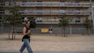 Una chica pasea por un edificio en Barcelona destinado a viviendas públicas para jóvenes.