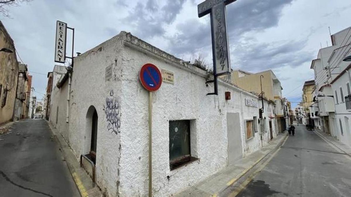 L'edifici de La Palmera, situat en un dels carrers del centre històric.