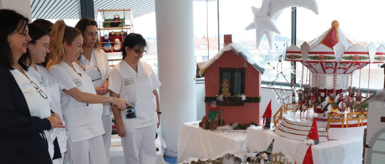 Las profesionales de Traumatología, con el primer premio de decoración, en la tercera planta.   | // F.C.