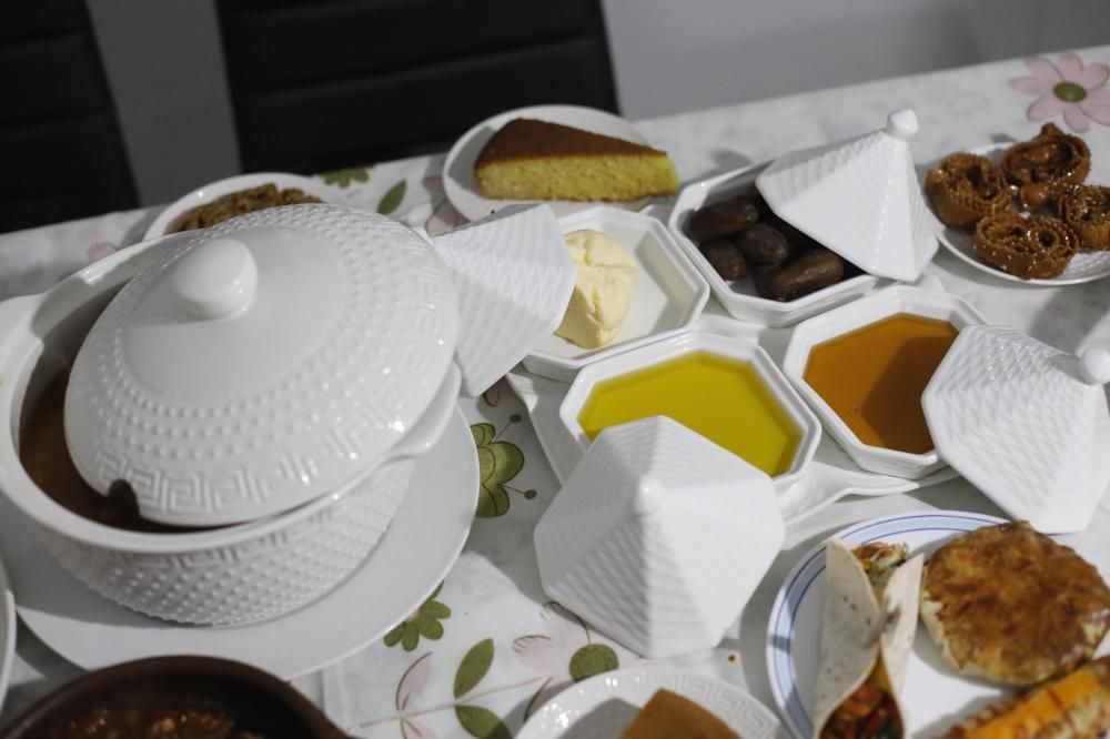 Preparació de l'iftar (àpat de trencament del dejuni) a casa la Salima Abdessamie