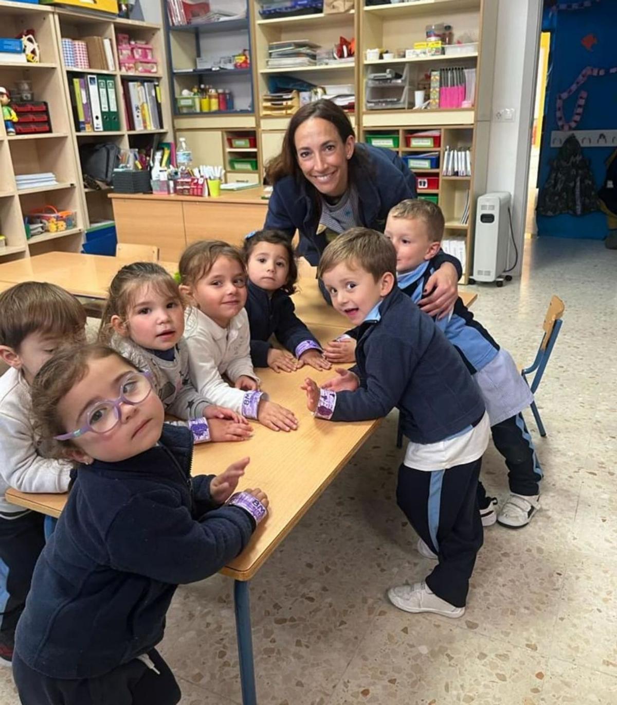 Una profesora, con algunos alumnos del CRP Iznájar Norte, en el interior de la clase.