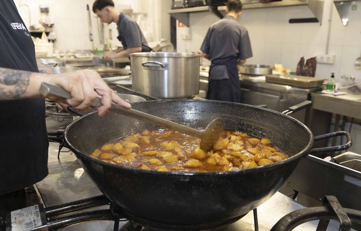 La Taverna Tres14 mantiene viva la cocina de barca de la Vila