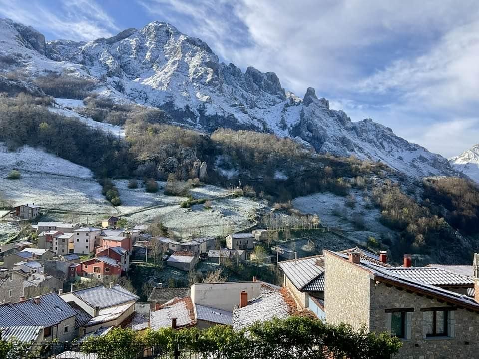 Vuelve la nieve al oriente de Asturias