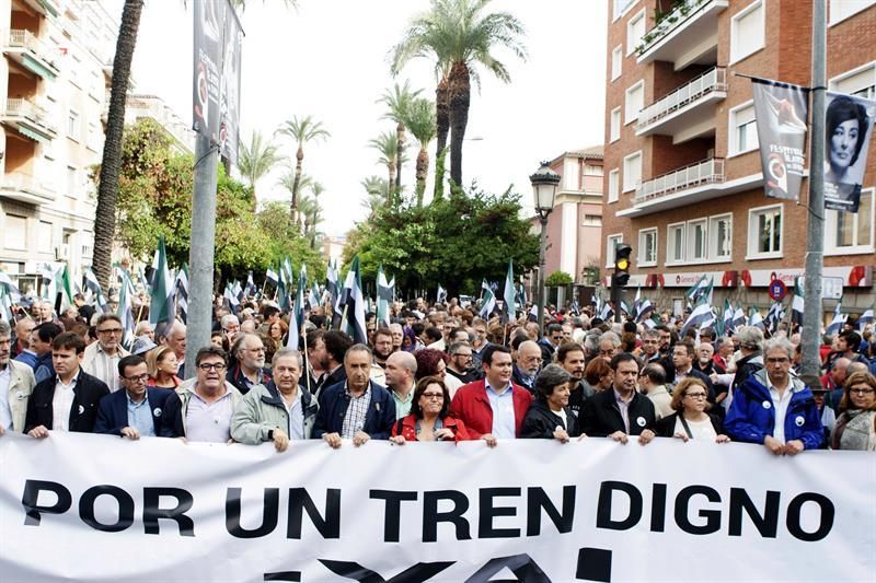 La manifestación por un ferrocarril digno para Extremadura en imágenes